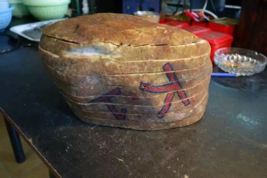 #翡翠#男子为体验赌石乐趣，花一万五买的翡翠原石，紫罗兰手镯拿到手软
