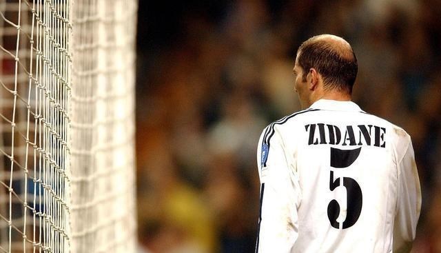 齐达内|齐达内为何一直看J罗“不爽”？这是球员的情商原因还是技术问题