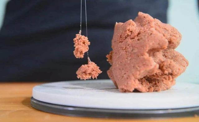 ：钓鱼：菜籽饼不光能打窝，这样开饵专门对付大鲫鱼！