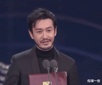 周冬雨|金鸡奖颁奖晚会搞笑瞬间，影后周冬雨自黑：我小黄鸭也变成了金鸡