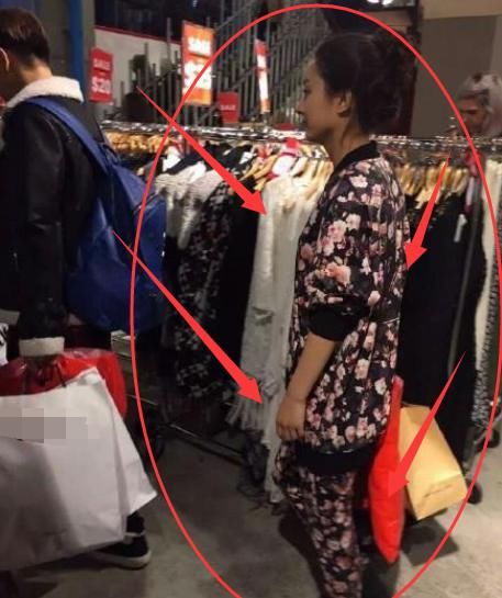 赵丽颖|赵丽颖早年逛打折店照片曝光，看清打扮，这谁敢上前认？