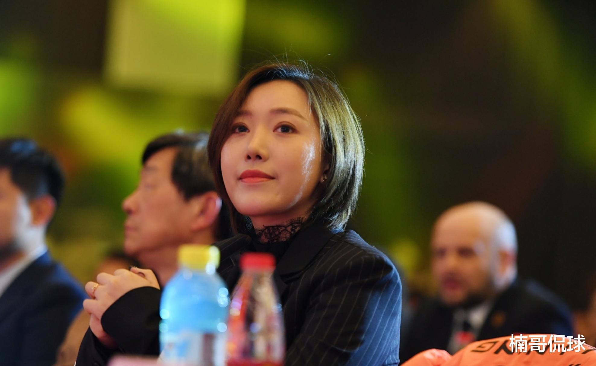 贵州恒丰|贵州改名引发球迷不满！美女老板恋爱后退居二线，已有一子很可爱