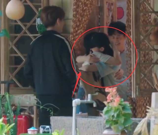 【谭松韵】谭松韵任嘉伦做客向往的生活，走到门口那刻，谁注意张子枫的举动？