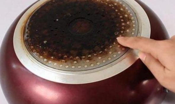 锅底变成黑色，不要再用钢丝球猛刷了，教你一个轻松清洁小秘诀