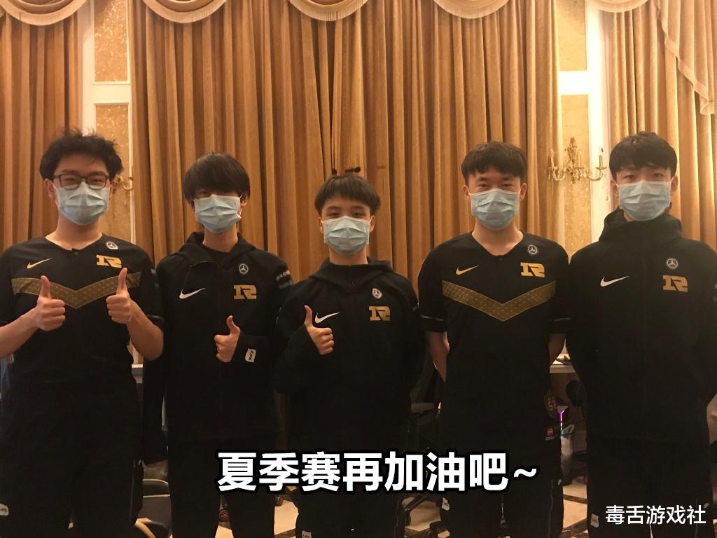 RNG■RNG输给EDG后基地现场：小虎闭眼沉思，小龙堡眼眶发红，尽显疲态