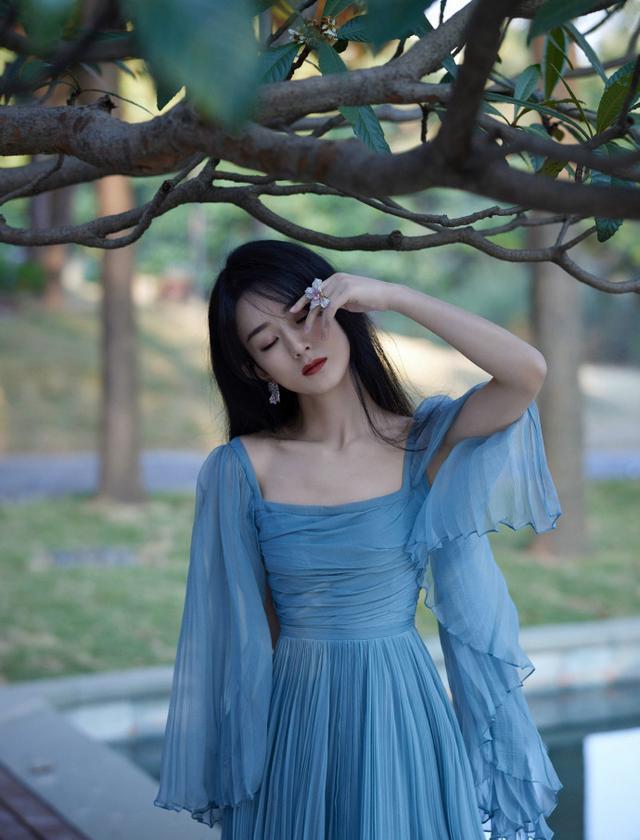 趙麗穎生娃後氣質更高級，藍色禮裙仙氣優雅，美成“花千骨”模樣-圖3