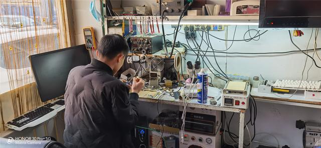 「电池」苹果新机不用年年买，iPhone 8P还能在用2年，电魔术电池换新体验