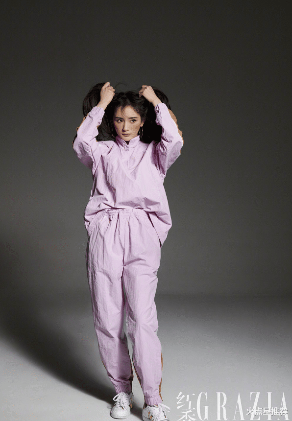 杨幂：杨幂戴“洗碗手套”拍杂志，当她伸出手，一看就是个好妈妈