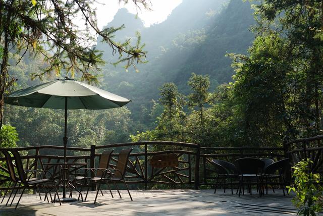英西峰林|藏在清远英西峰林的绝美浪漫粉色花海，走入其中仿佛进入爱丽丝仙境。