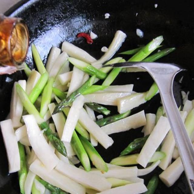 【茭白】蚝油茭白炒芦笋，清淡可口，不错的家常菜！