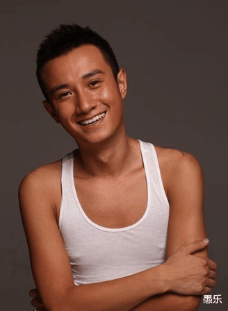 马伊琍|36岁文章新片首映！大合影站位显心酸，一脸憔悴境遇与前妻差距太大