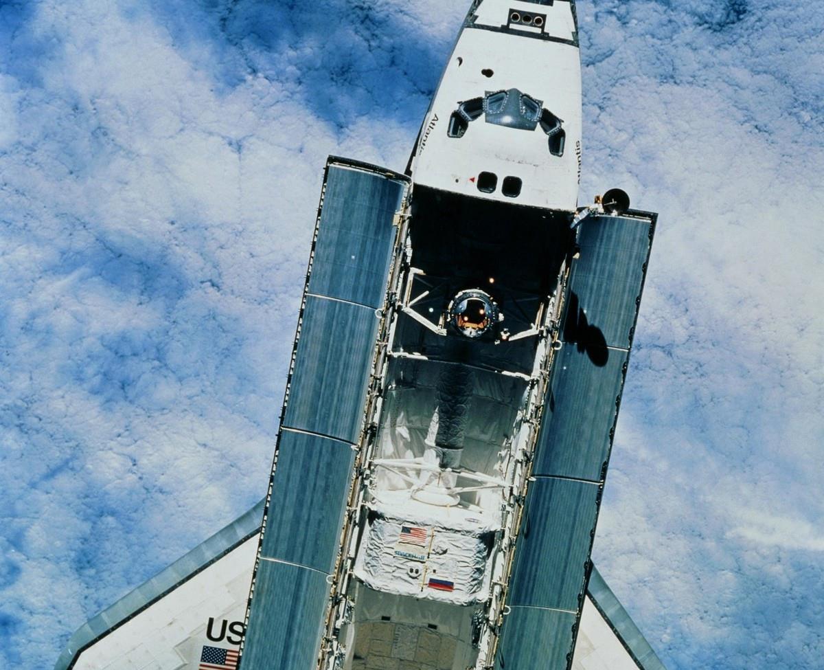 「月球」诡异太空事件：月球上出现了不该出现的东西？有东西在干预人类？