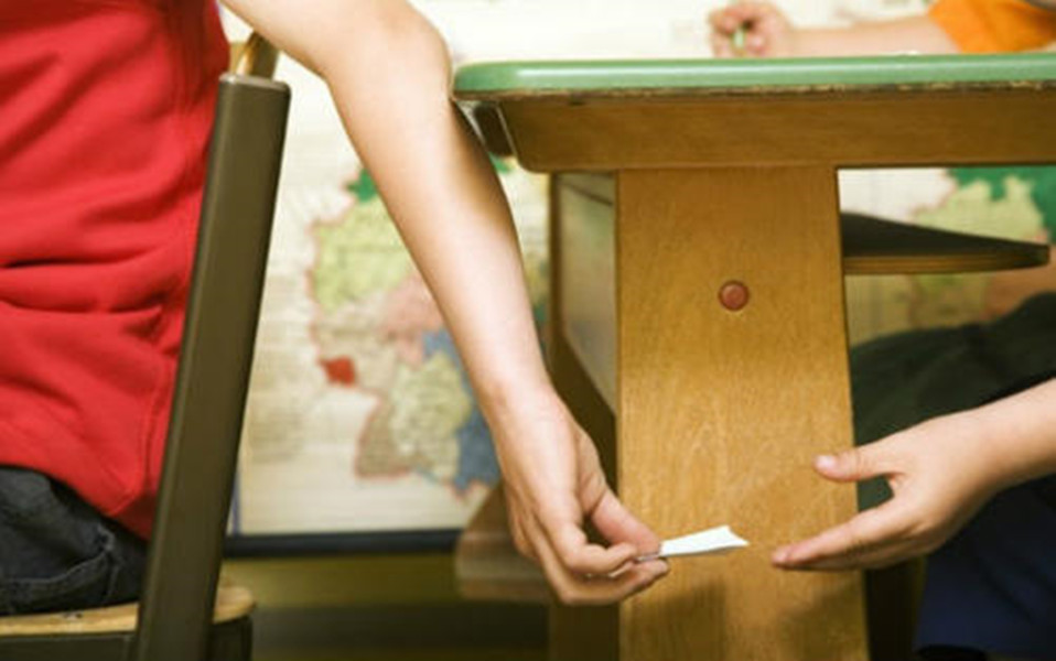 中小学▲小学生课上偷偷“传纸条”，被老师截胡，看完内容差点笑出鼻涕泡