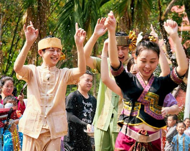 『泼水节』炎炎夏日，给自己降降温，这是你“向往的生活”吗？