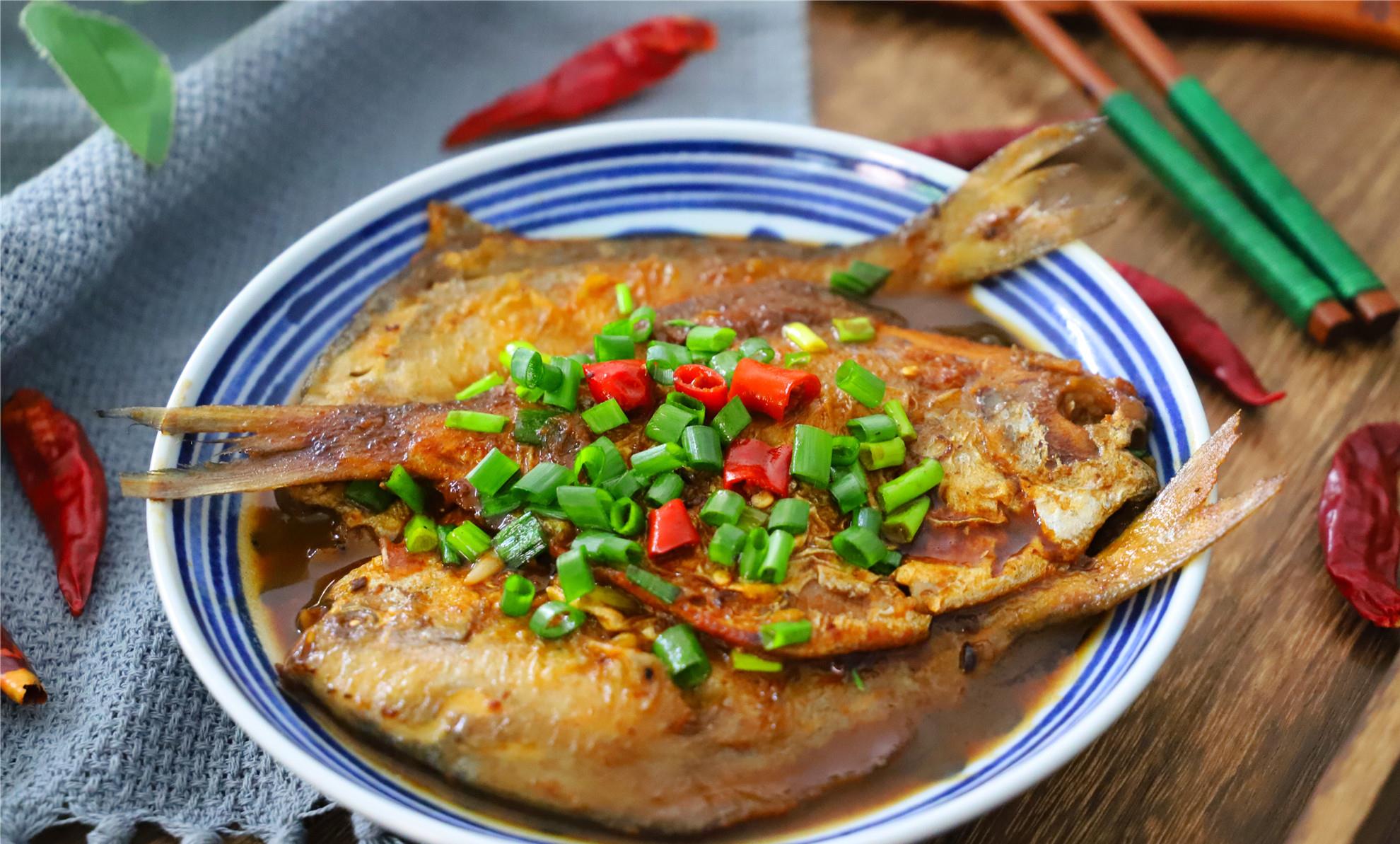 银鲳▲不管炖什么鱼，两种调料不能放，不然鱼又腥又难吃，看完别再错了