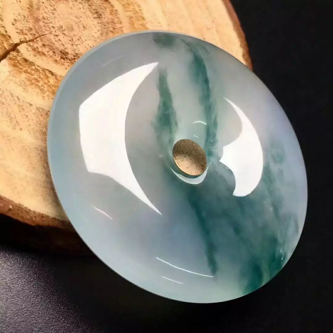 「玉雕」帝王绿的来历！论这奇石佩戴的好处，是否真如此神奇？