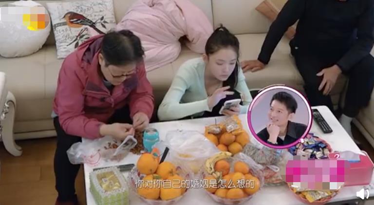 「梁小冰」林允遭妈妈催婚却因两人对话太过经典引共鸣，网友：要不要这么真实