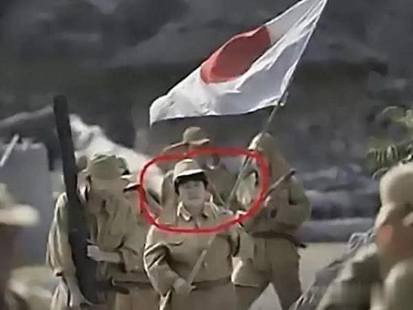 周冬雨：史上最“尬”穿帮镜头，大妈演鬼子就算了，看到周冬雨：手在干嘛