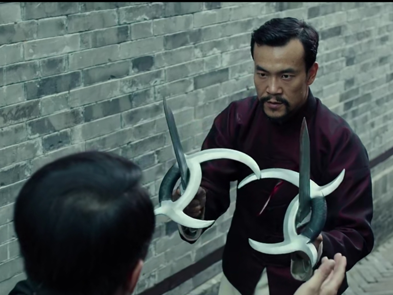 师父|二刷神剧《师父》才发现,这个坐自行车的瘸腿人竟然是幕后大佬!