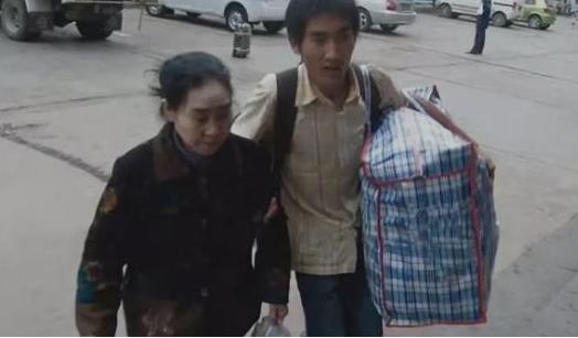 『醉驾』那个“背着疯娘上大学”的孝子，为了生计跟母亲住猪圈，如今怎样