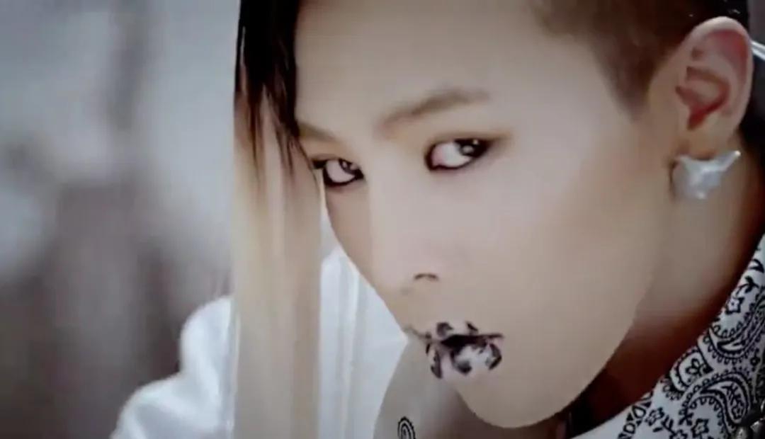mv|这还是金希澈女友吗？！全团cos铠甲勇士，这也太尴尬了吧…