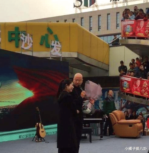 春晚|郭冬临街头卖艺讨生活，昔日春晚常驻为何沦落至此？看清照片后：细思极恐