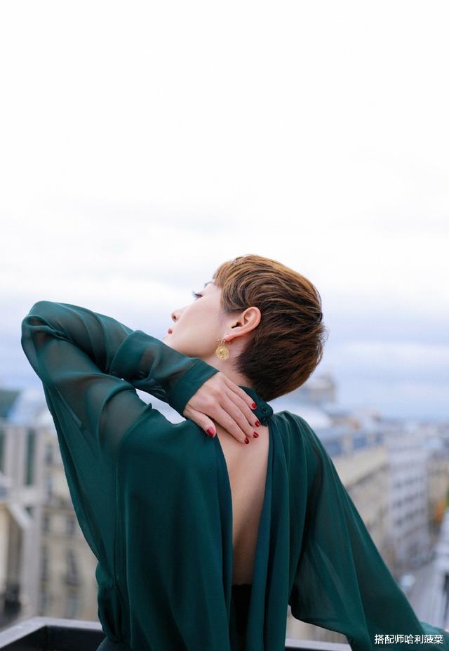 #短发#43岁马伊琍气场太强，干练短发搭配精致西服，网友：看不出大妈样