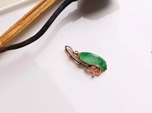 翡翠|翡翠边角料加上绝佳的创意，效果超乎想象