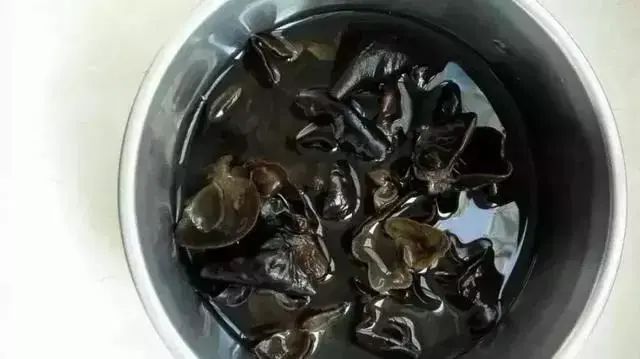 [肝脏]34岁男子，肝癌离世，提醒：2种食物伤肝不浅，一口都别吃