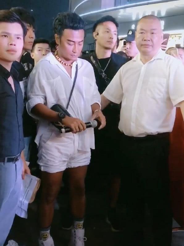 陈志朋|48岁陈志朋挑战“一分裤”，看到内八站姿之后，网友：难怪不红