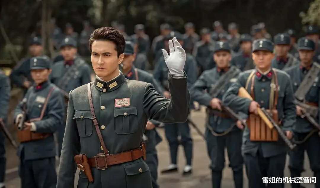 亮剑|《亮剑3》惊艳出场：冲锋枪弹匣插枪管上，超越燕双鹰的抗日神剧