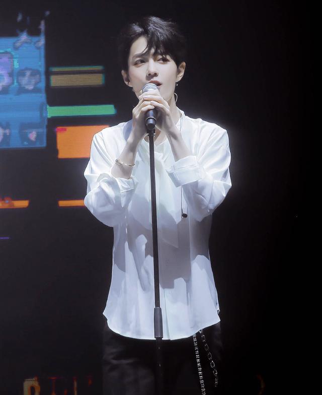 #肖战#\b肖战时隔俩月后复出发行单曲，销量达到两千万元，成殿堂级唱片