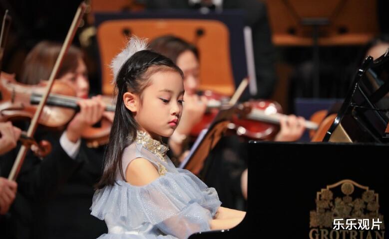 贾云馨|李小璐带甜馨参加钢琴表演，贾乃亮不在现场，女儿真名叫贾云馨