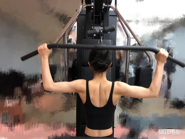 [赵丽颖]夫妻合体！赵丽颖产后恢复太好，大方秀细腰，冯绍峰全程拎包护航