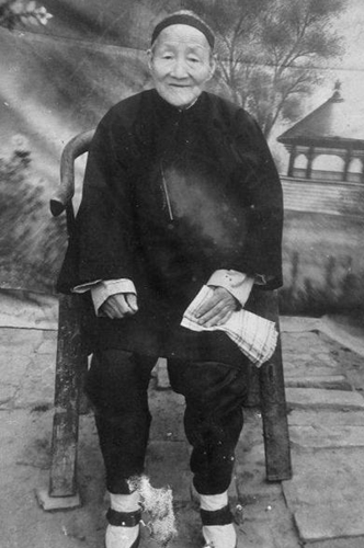 |她15岁靠“三寸金莲”嫁入大户，洗脚时疼到崩溃，丈夫却喜欢得紧