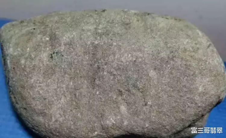『翡翠』翡翠赌石实战行家详解原石“脱砂”和“水翻砂”到底有什么不一样