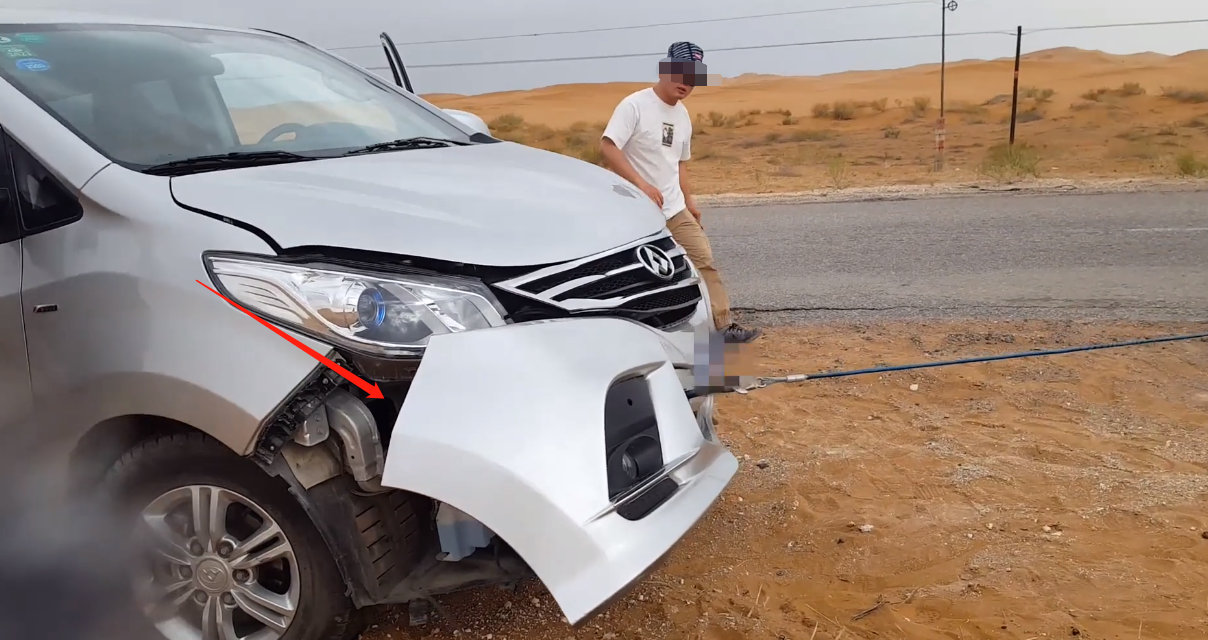 自驾|开大通去自驾，车轮陷沙地出不来，好心人帮拖车却把大梁拉断了