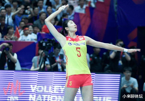 颜妮■中国女排2022年副攻恐生变！一人依旧雄踞核心，2人争颜妮接班人