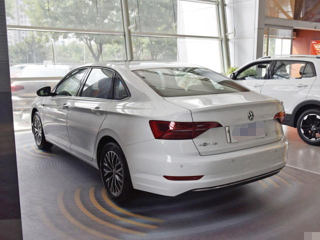 大众速腾|大众速腾“价格跳水”,直降4.1万,不到9万拿下,跟英朗杠上了