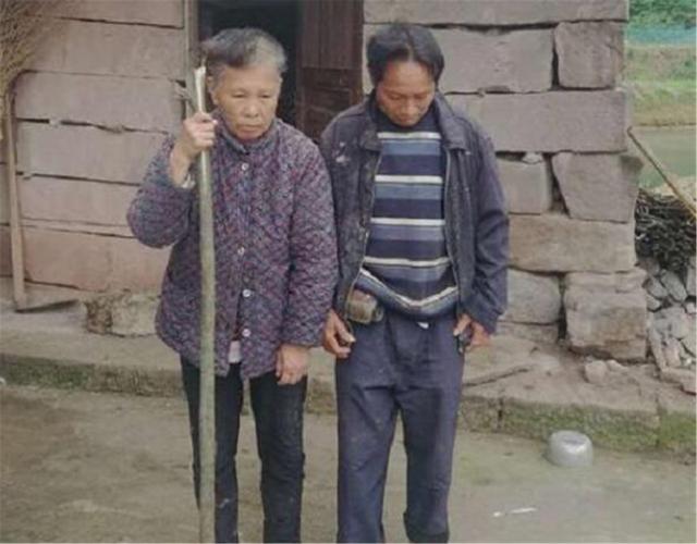 大学生|没钱交学费，医科大学生未拿到毕业证流浪16年，回家后母亲已疯癫