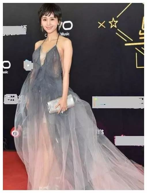 「王子文」王子文的“面条裙”咋火的？当看到她抬起胳膊那刻，这是怎么回事