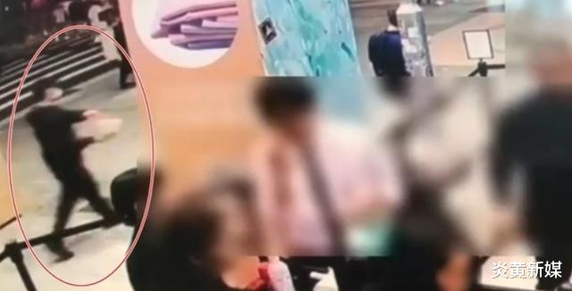 炎黄新媒|台北闹市区一貌美女子惨遭泼粪，粪桶直接扣在脑袋上，味道瞬间弥漫整个商场