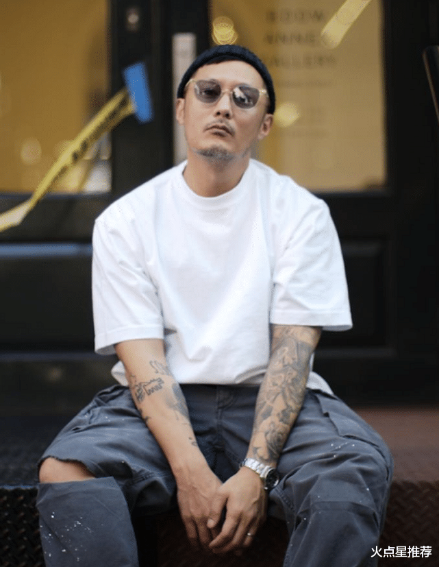余文乐风波后晒全家福,与妻子卖萌互动,儿子肉嘟嘟好可爱