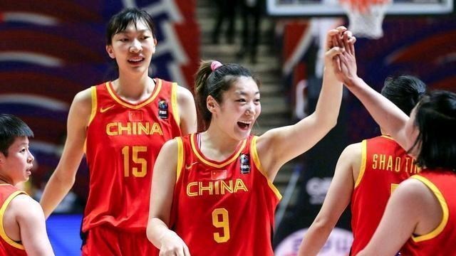 中国女篮：中国女篮迎来巨无霸新星！13岁身高2米21，对抗出色成扣篮第一人！