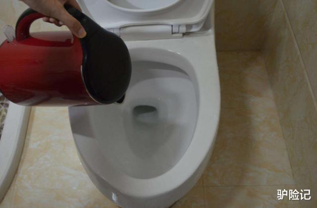 「旅行」为什么旅行住酒店，一定要烧壶开水倒进马桶，客房大妈道出真相