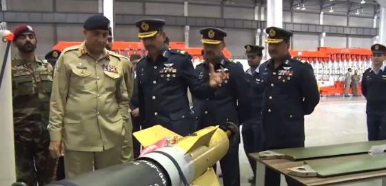 【巴基斯坦】西线边境大战在即,巴铁司令视察最新炸弹,下令枭龙机群准备轰炸