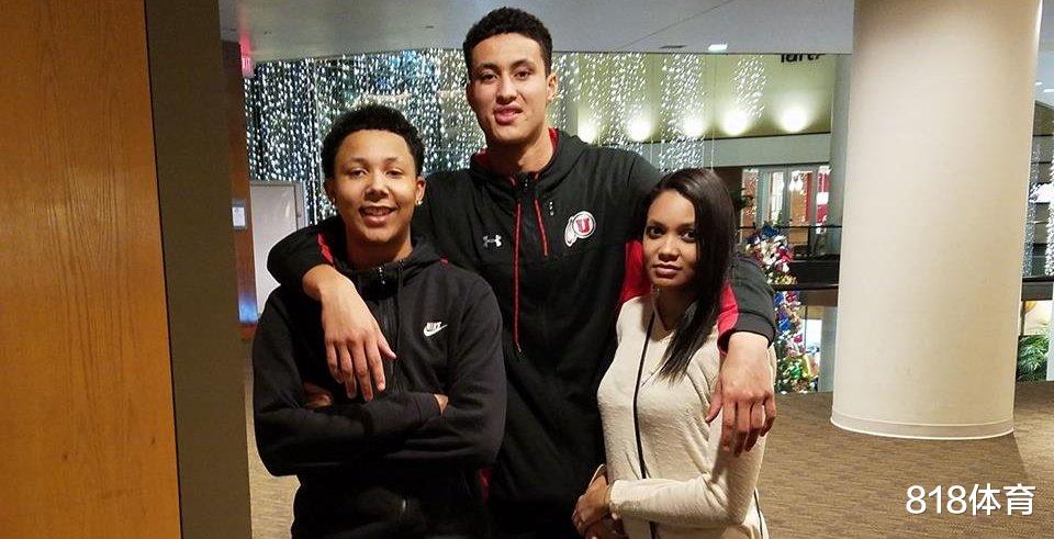 【库兹马】库兹马为白人母亲送花！黑人爹始乱终弃，母亲打2份工做按摩养大他