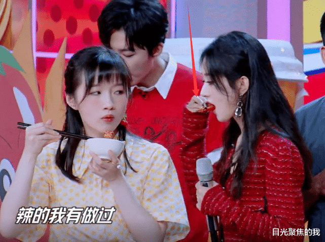赵丽颖|赵丽颖吃龙虾被烫到嘴，吐到李浩菲碗里，结果下一秒举动真实了