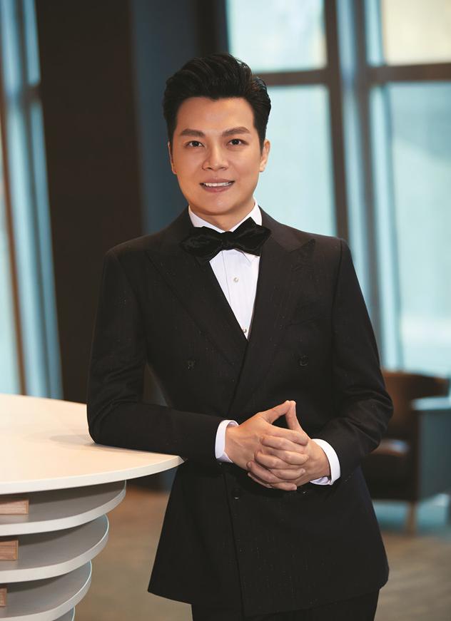 任鲁豫|他是著名“央视一哥”，娶身价上亿富婆妻子，儿子成他的骄傲