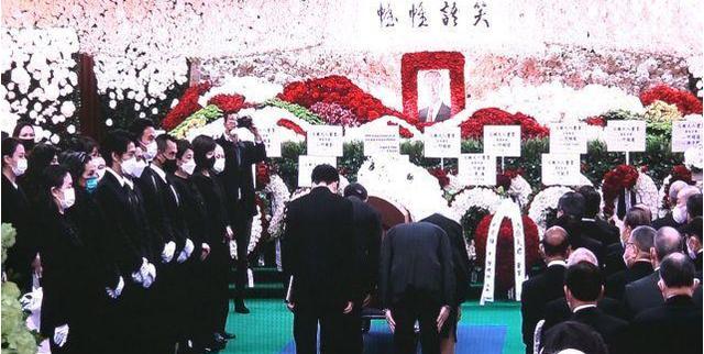 赌王|赌王家族等级森严!虽西装统一定制,但长子举照片连口罩都更高级